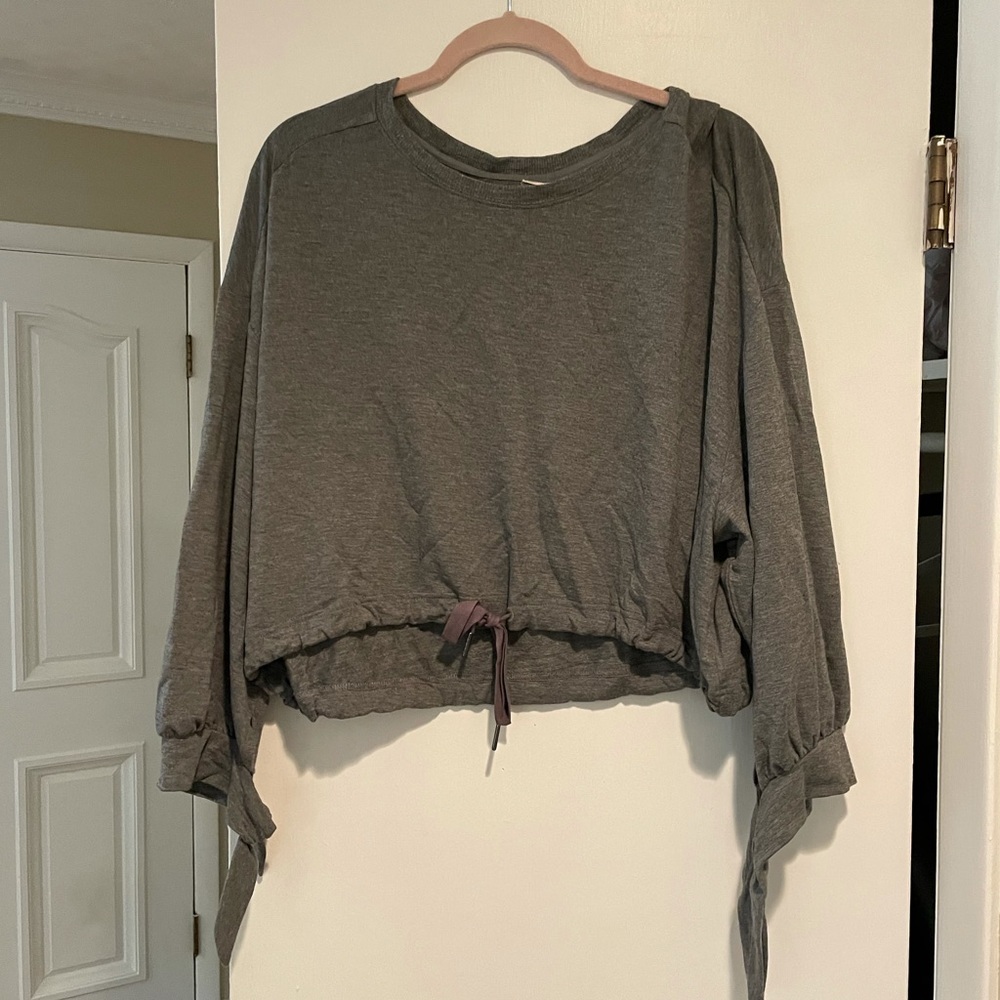Grey cropped long sleeve workout top